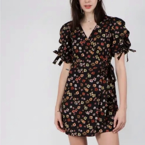 WESTSIDE FLORAL PUFF SLEEVE WRAP DRESS MEDIUM - Picture 1 of 7